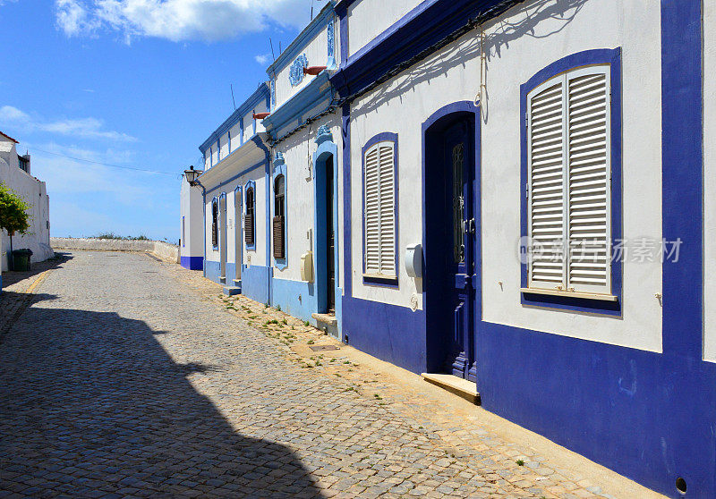 阿尔加维当地建筑，白色和蓝色立面的Cacela Velha村，葡萄牙